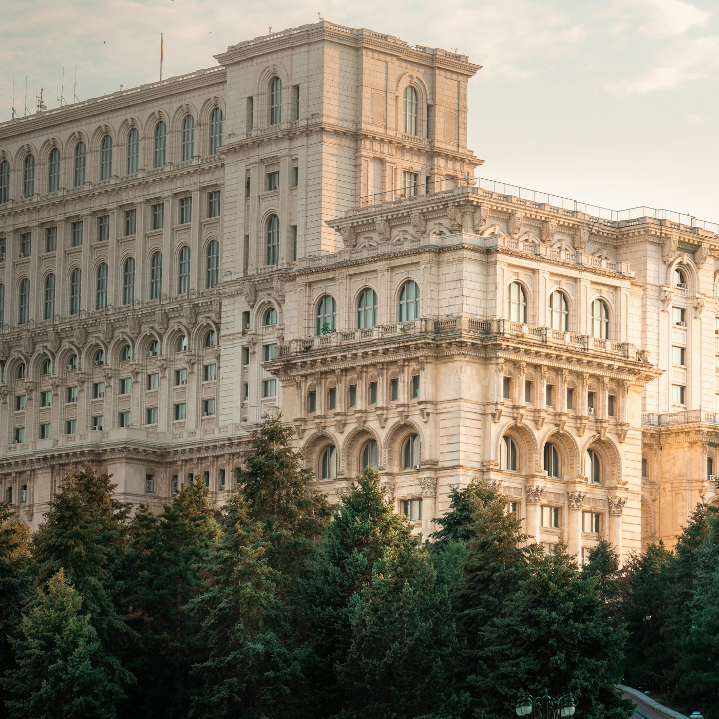 Palatul Parlamentului din București — imagine ilustrativă pentru instituții din România